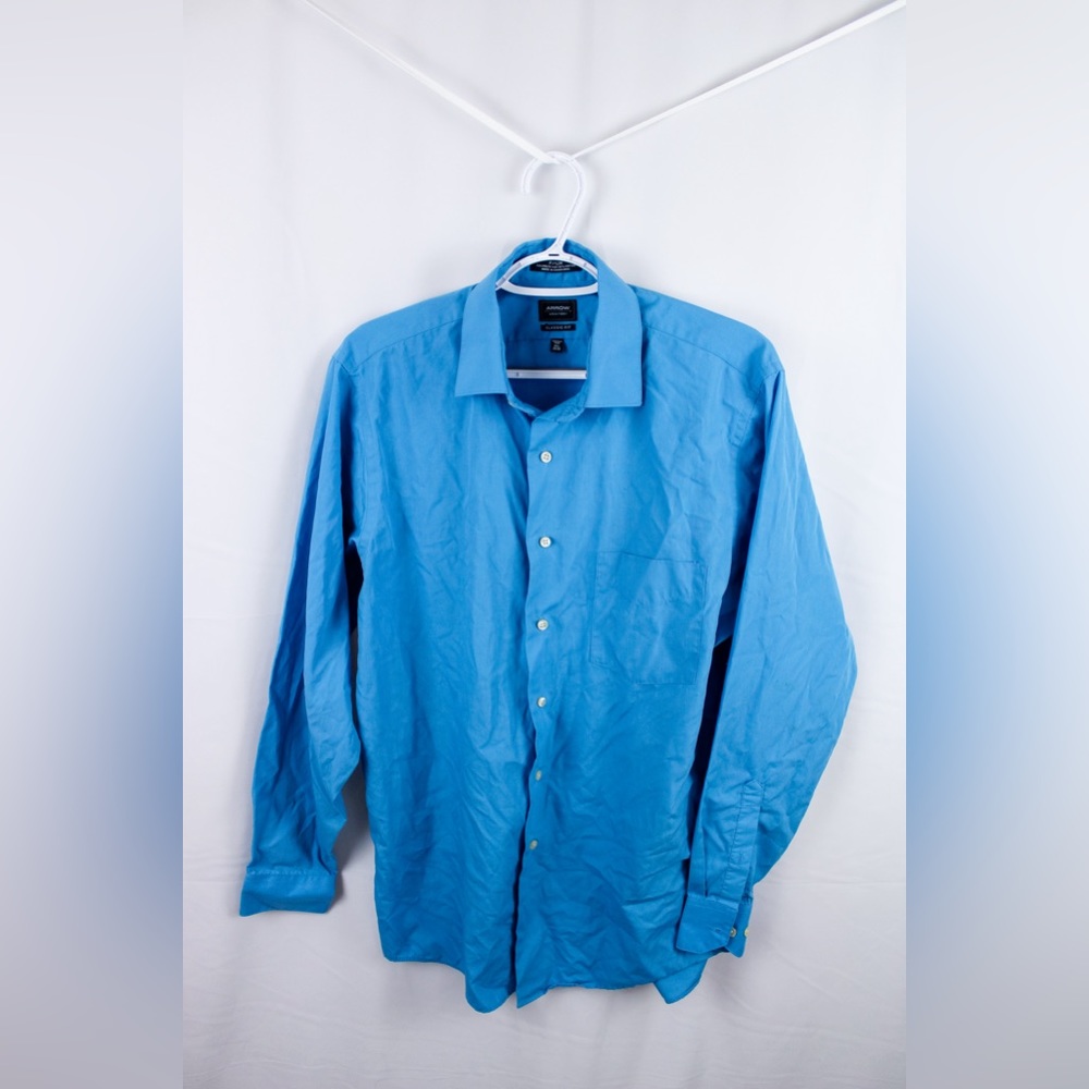 ARROW men’s classic fit dress shirt.